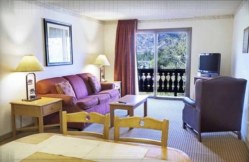 June Lake House | Historic Restored High Sierra Alpine Lodge in June Lake, California