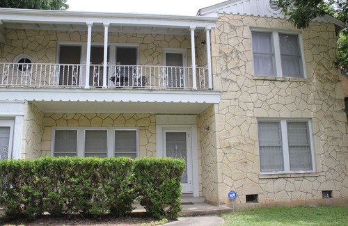 Uptown Apartment | HISTORIC-REUNIONS,WEDDINGS,CORP-only 3 miles 2 DT, 4 Bedrooms 2 baths, sleeps 14