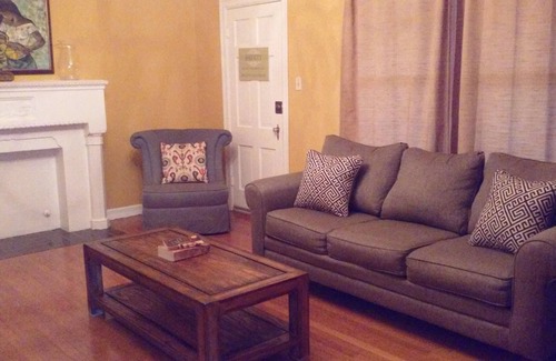 Uptown Apartment | HISTORIC-REUNIONS,WEDDINGS,CORP-only 3 miles 2 DT, 4 Bedrooms 2 baths, sleeps 14