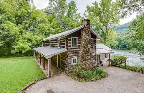 Chattanooga House | Historic riverfront log cabin with washer/dryer, firepit, central AC