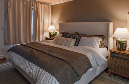 Lookout Valley Neighborhood Association Bed & Breakfast | Historic Riverview Inn | Eight