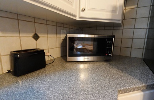 Salem Apartment | Historic Salem 1 Bedroom Apartment + Office & Walk to Downtown