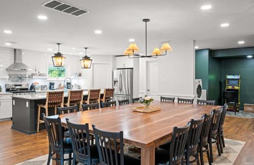 Williamstown House | Historic Simmons Estate by Ark Sleeps 12