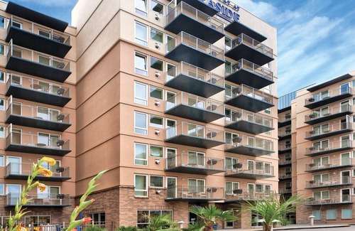 Seaside Gilbert District Resort | Historic sites, shopping, and fine dining!