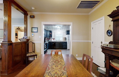 SoFi House | Historic South Austin home near trendy attractions - AC & washer/dryer