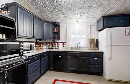SoFi House | Historic South Austin home near trendy attractions - AC & washer/dryer