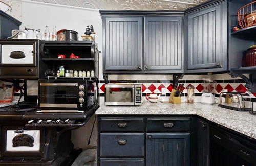 SoFi House | Historic South Austin home near trendy attractions - AC & washer/dryer