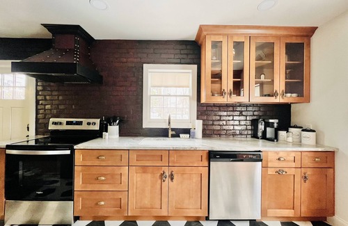 Murfreesboro House | Historic Speakeasy+Downtown Murfressboro+Hot Tub