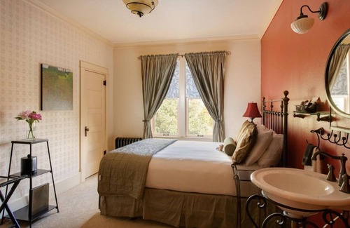 Cody Hotel | Historic Stay w/Cozy Lounge, Beautiful Courtyard - Close to Trailhead