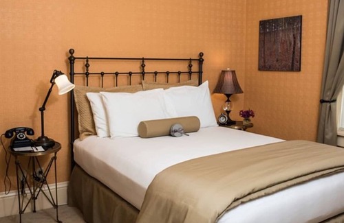 Cody Hotel | Historic Stay w/Cozy Lounge, Beautiful Courtyard - Close to Trailhead