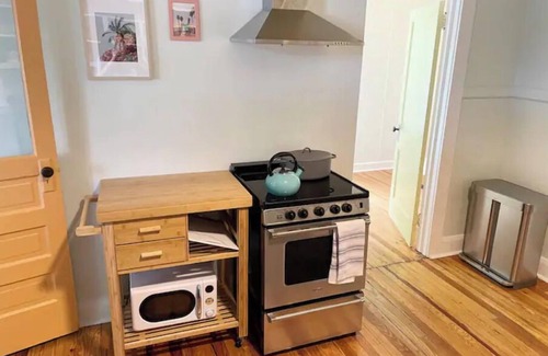 North Trail House | Historic Stylish Gem. Walk to Water & Downtown! 7 mins to Beach.