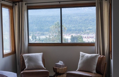 Golden Ski Chalet | Historic Swiss-Style Chalet | Prime Location