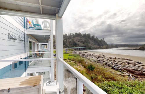 Lincoln City Condo | Historic Taft District condo with dazzling bay views, fireplace & washer/dryer