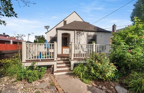 Superior House | Historic Tudor Cottage - Cute 3 Bedroom Home