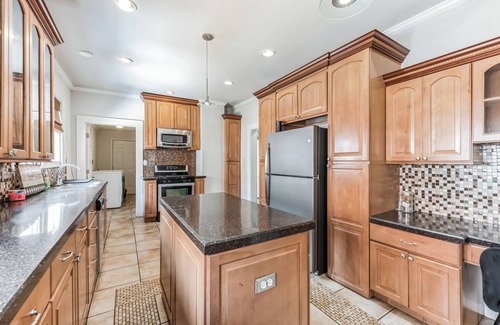 Biddleville House | Historic Uptown Escape 4BR with Porch -Sleeps up to 10 people