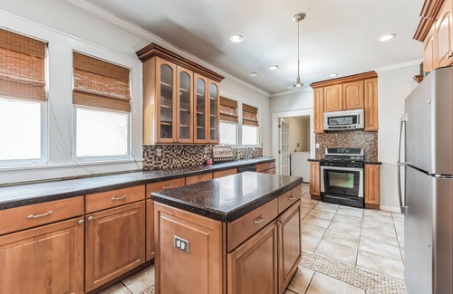 Biddleville House | Historic Uptown Escape 4BR with Porch -Sleeps up to 10 people