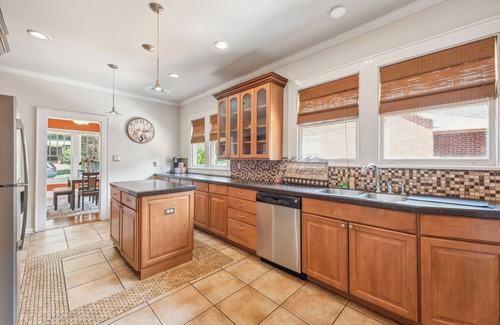 Biddleville House | Historic Uptown Escape 4BR with Porch -Sleeps up to 10 people