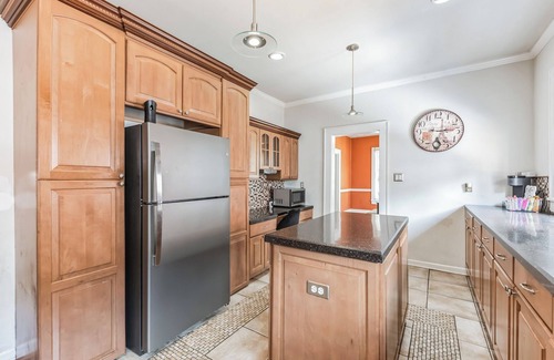 Biddleville House | Historic Uptown Escape 4BR with Porch -Sleeps up to 10 people