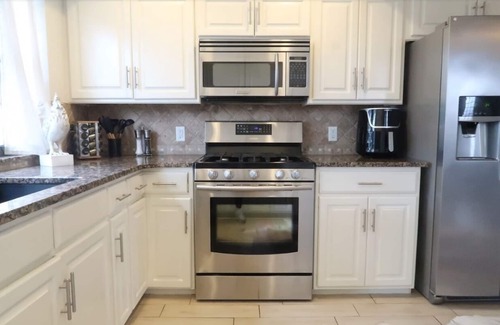 The Village Villa | Historic Villa🚶1 min from Lake Hefner🏊 Hot Tub 🎱Pool Table🐶Friendly🎣Fishing