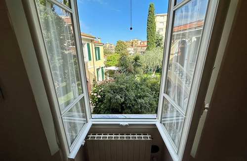 Vallecrosia Apartment | Historic Villa I Garden | Sea 5 min | 6 guests I Private parking