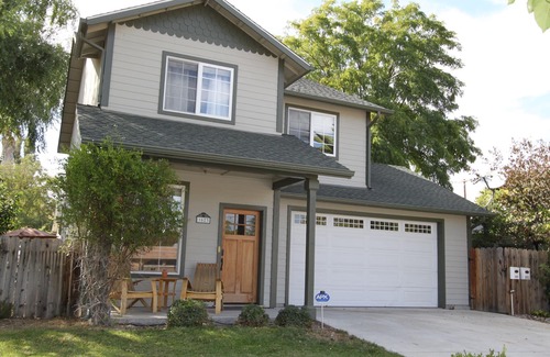 Paso Robles House | Historic Vine Street Location Just A Short Walk To Downtown Square And Wineries