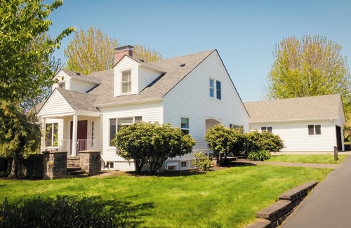 Dayton House | Historic Vineyard Escape-3 bedroom, 2 bathrooms, with patio and vintage charm.