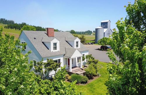 Dayton House | Historic Vineyard Escape-3 bedroom, 2 bathrooms, with patio and vintage charm.