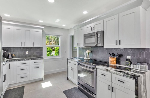 Lake Worth House | Historic Waterfront 3/2 With Yard & Soaking Tub