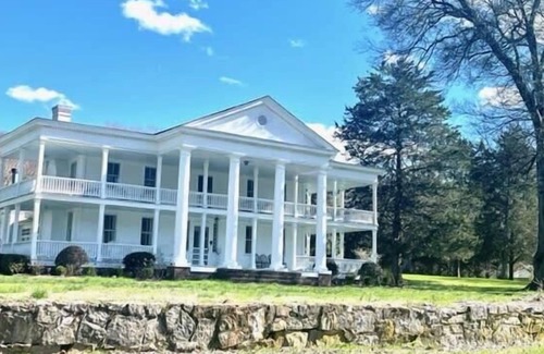 Valley Head House | Historic Winston Inn 8 Acres on Town Sq.