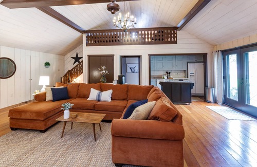 Brownstown Apartment | Historic, Yet Modern Carriage House Loft Apartment Nestled In Lancaster County.