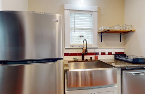 Schertz House | Historical Bungalo in downtown Schertz in between San Antonio & New Braunfels.