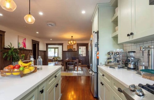 Los Angeles House | Historical Craftsman with Modern Amenitiesnn