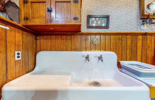Springfield House | Historical Home w/ Modern Conveniences w/ Porches