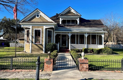 Seguin House | Historical Krezdorn House in the heart of Seguin!
