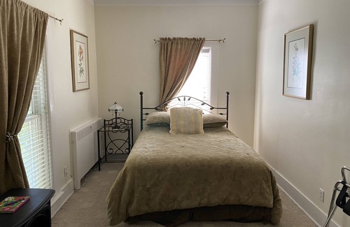 South Haven Bed & Breakfast | Historical Monroe Manor - Arbor Room