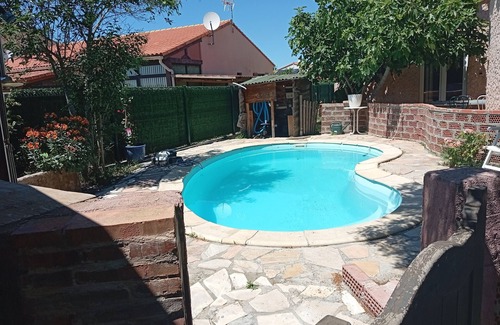 Saint-Hippolyte House | Holiday Home 'Avec Piscine 12 Personnes' with Private Pool, Shared Terrace and Wi-Fi