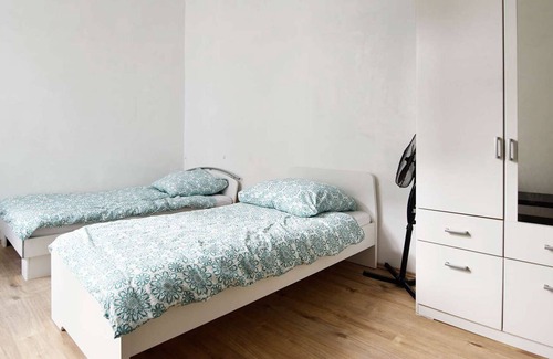 Bergisch Gladbach Apartment | HÖ01 large apartment with dryer and washing machine