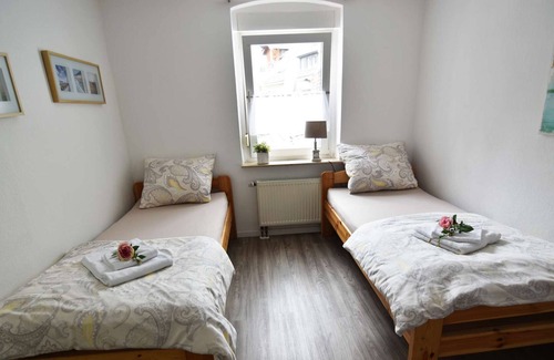 Troisdorf Apartment | HÖ01 large apartment with dryer and washing machine