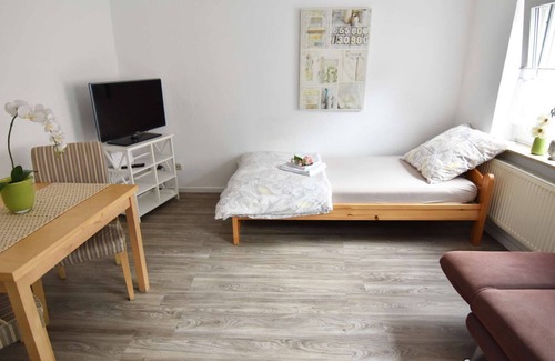 Troisdorf Apartment | HÖ01 large apartment with dryer and washing machine