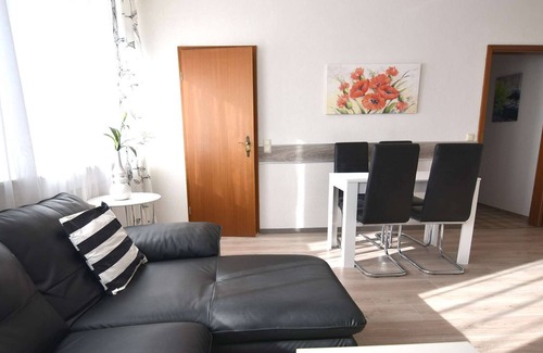 Troisdorf-West Apartment | HÖ01 large apartment with dryer and washing machine