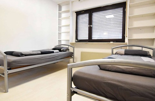 Troisdorf Apartment | HÖ01 large apartment with dryer and washing machine