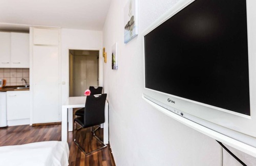 Vingst Apartment | HÖ01 large apartment with dryer and washing machine
