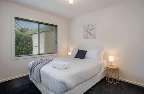 Howrah House | Hobart City Views 3 Bed & 2 Bath lock up garage