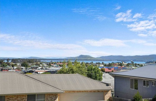 Sorell House | Hobart Haven: Scenic 4BR - Mountain & Water Views Pet friendly & perfect 4groups