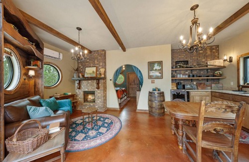 Fredericksburg Cabin | Hobbit House - Hot Tub - BBQ - Wifi - Fredericksburg