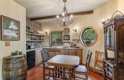 Fredericksburg Cabin | Hobbit House - Hot Tub - BBQ - Wifi - Fredericksburg