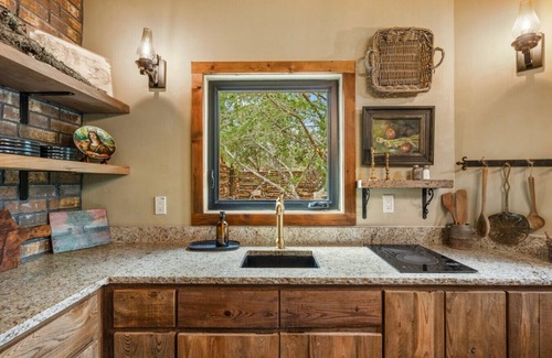 Fredericksburg Cabin | Hobbit House - Hot Tub - BBQ - Wifi - Fredericksburg