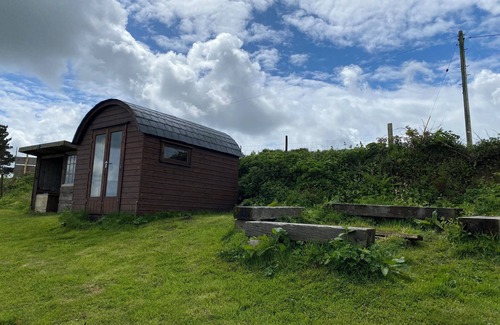 Penryn Cabin | Hobbit hut with stunning valley views near Falmouth
