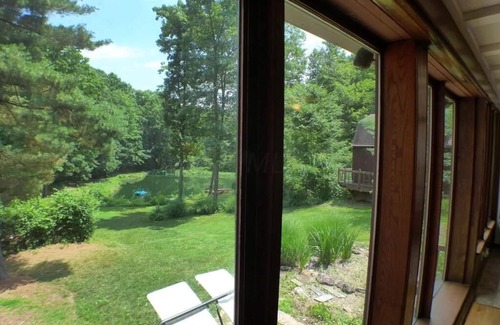 Logan Cottage | Hocking Hills Cottage with beautiful pond