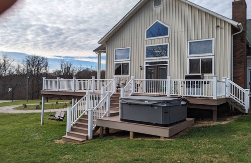 New Plymouth Cabin | Hocking Hills Lodge w/hottub,10acre lake, with Basketball & Pickleball court